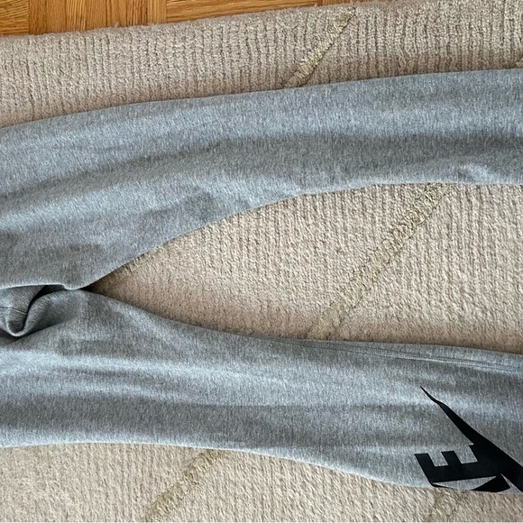 Nike Woman’s Leggings - Picture 2 of 3